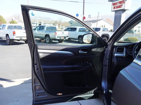 Used 2018 Toyota Highlander XLE image 17