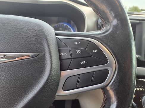 Used 2020 Chrysler Pacifica Touring-L FWD image 24