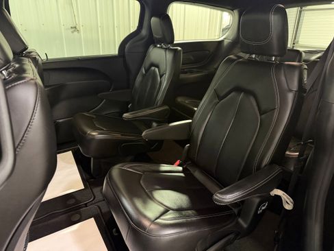 Used 2023 Chrysler Pacifica Touring-L w/ S Appearance Package image 13