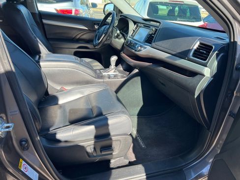 Used 2017 Toyota Highlander XLE image 14