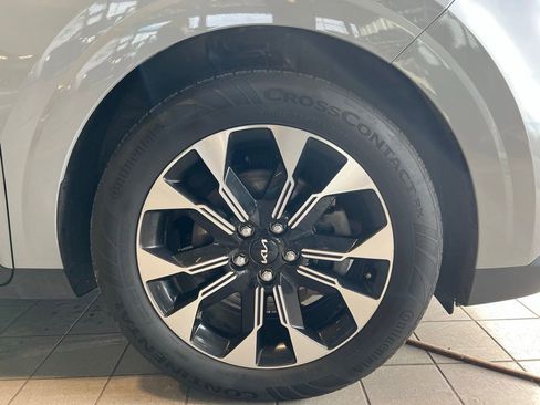 Used 2024 Kia Carnival EX image 12