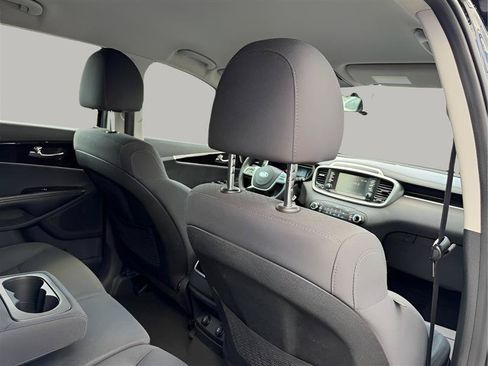 Used 2020 Kia Sorento FWD V6 image 39
