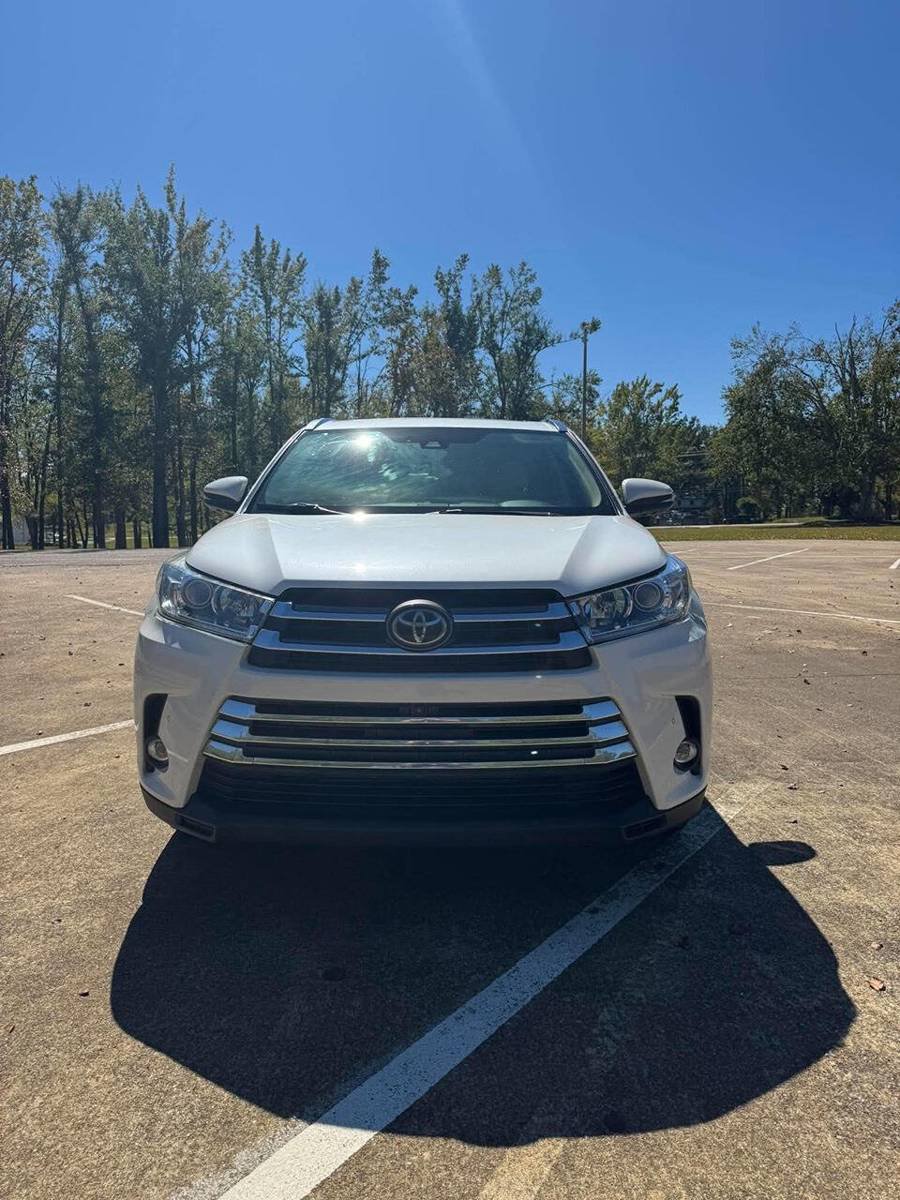 Used 2019 Toyota Highlander Limited Platinum FWD image 3
