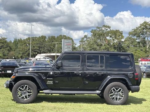 Used 2024 Jeep Wrangler Unlimited Sahara w/ Technology Group AWD/4WD image 12