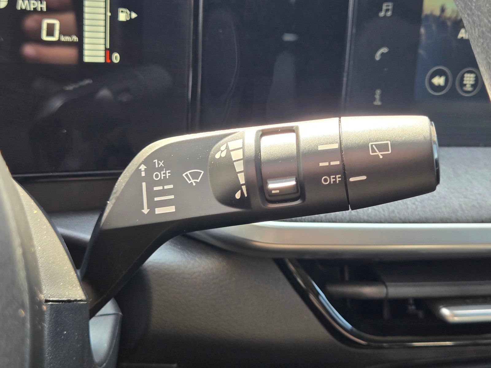 Used 2025 Nissan Kicks SV AWD/4WD image 25