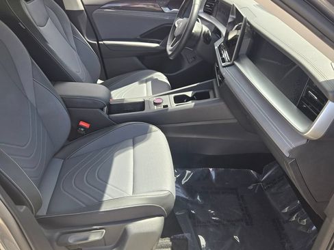 Certified 2026 Volkswagen Tiguan SE w/ Panoramic Sunroof Package FWD image 18