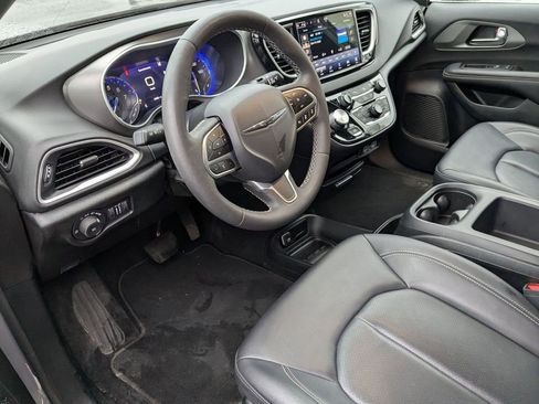 Used 2025 Chrysler Pacifica Select image 15