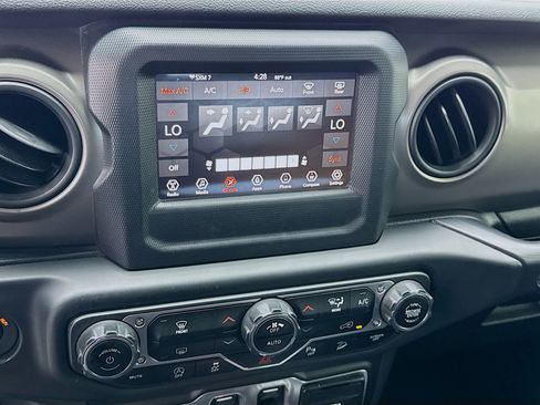 Used 2018 Jeep Wrangler Sport AWD/4WD image 12