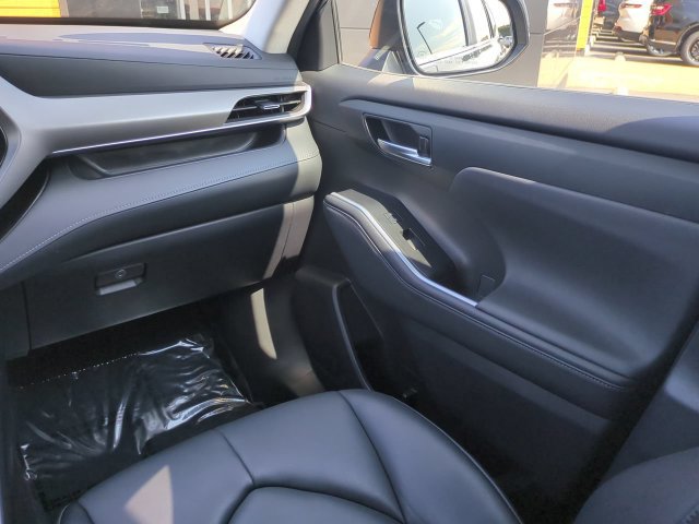 Used 2023 Toyota Highlander XLE AWD/4WD image 17