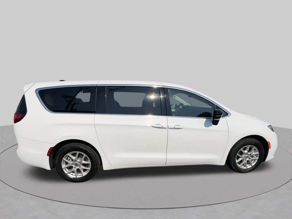 Used 2024 Chrysler Pacifica Touring-L FWD image 12