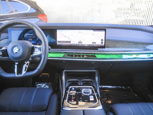 Used 2025 BMW i7 M70 w/ Executive Package image 9