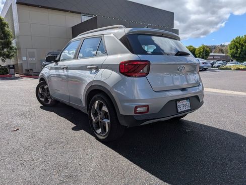 Used 2021 Hyundai Venue SEL FWD image 6
