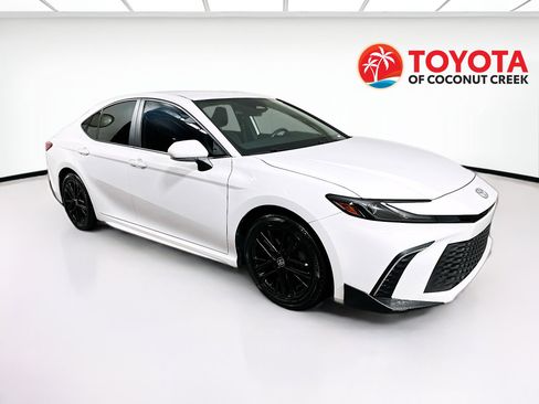 Certified 2025 Toyota Camry SE FWD image 1