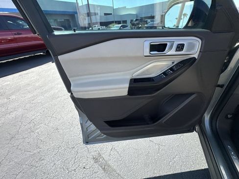 Used 2020 Ford Explorer Platinum w/ Premium Technology Package AWD/4WD image 23