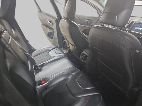 Used 2019 Jeep Cherokee Trailhawk w/ Cold Weather Group AWD/4WD image 13