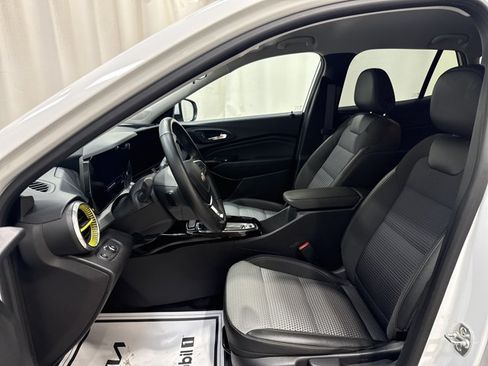 Used 2025 Chevrolet Trax LT w/ Driver Confidence Package FWD image 17