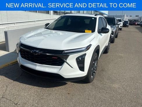Used 2025 Chevrolet Trax RS w/ Sunroof Package FWD image 2