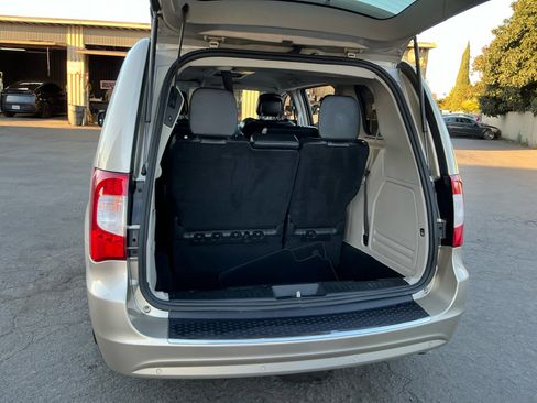 Used 2016 Chrysler Town & Country Limited image 25