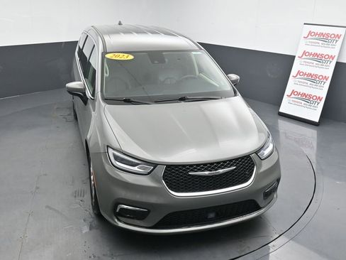 Used 2023 Chrysler Pacifica Touring-L image 25