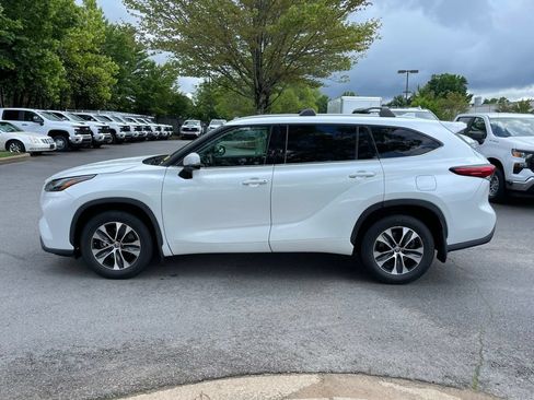 Used 2022 Toyota Highlander XLE AWD/4WD image 4