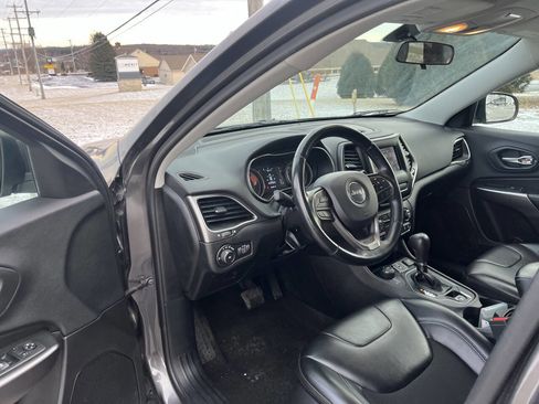 Used 2019 Jeep Cherokee Latitude Plus w/ Cold Weather Group image 11