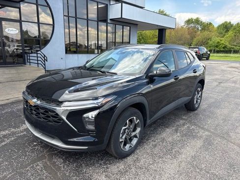 Used 2025 Chevrolet Trax LT w/ Driver Confidence Package FWD image 2