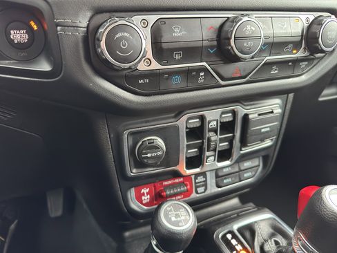 Used 2024 Jeep Wrangler Rubicon image 32