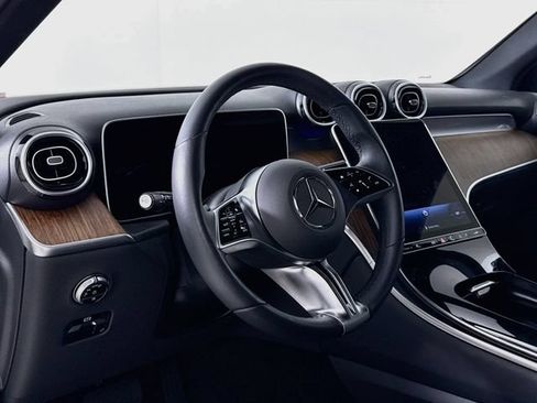 Used 2025 Mercedes-Benz GLC 300 4MATIC image 9