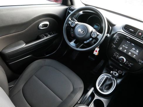 Used 2018 Kia Soul + image 9
