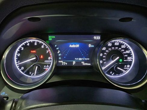 Used 2020 Toyota Camry XLE w/ Navigation Package FWD image 17