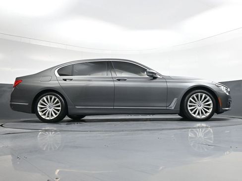 Used 2018 BMW 740i image 27