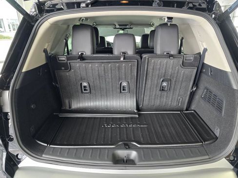 Used 2025 Nissan Pathfinder SL image 16