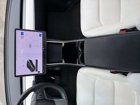 Used 2021 Tesla Model Y Long Range image 17