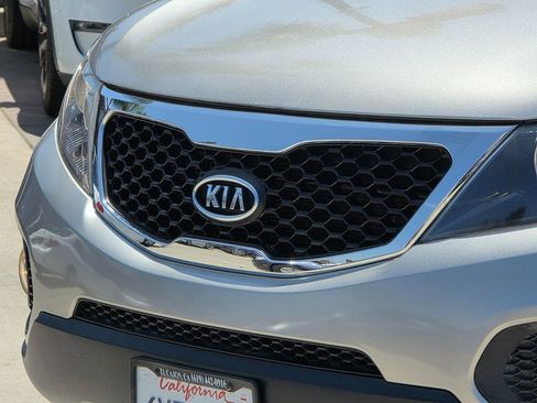 Used 2013 Kia Sorento LX w/ Third Row Pkg image 9
