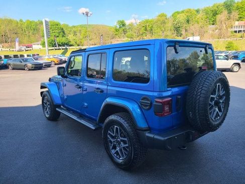 Used 2024 Jeep Wrangler Unlimited Sahara w/ Technology Group AWD/4WD image 3