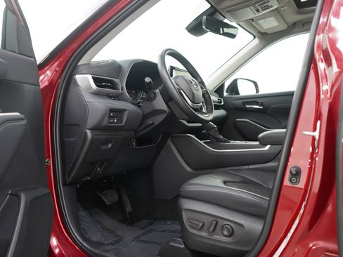 Used 2024 Toyota Highlander XLE image 23