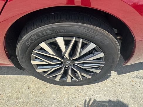 Used 2025 Nissan Altima 2.5 SV FWD image 41