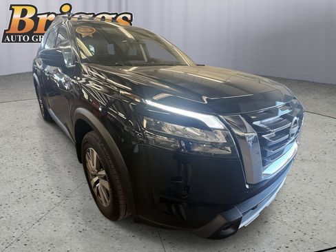 Used 2025 Nissan Pathfinder SL FWD image 8