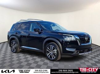 Used 2025 Nissan Pathfinder Platinum w/ Cargo Package AWD/4WD video 1