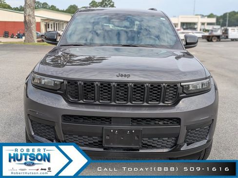 Used 2023 Jeep Grand Cherokee L Laredo image 3