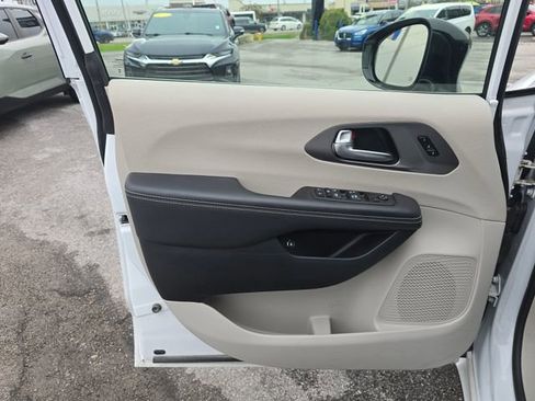 Used 2024 Chrysler Pacifica Limited FWD image 10