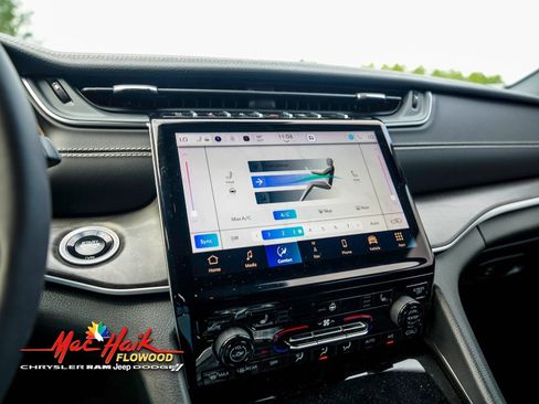 Used 2024 Jeep Grand Cherokee Limited w/ Black Appearance Package image 18