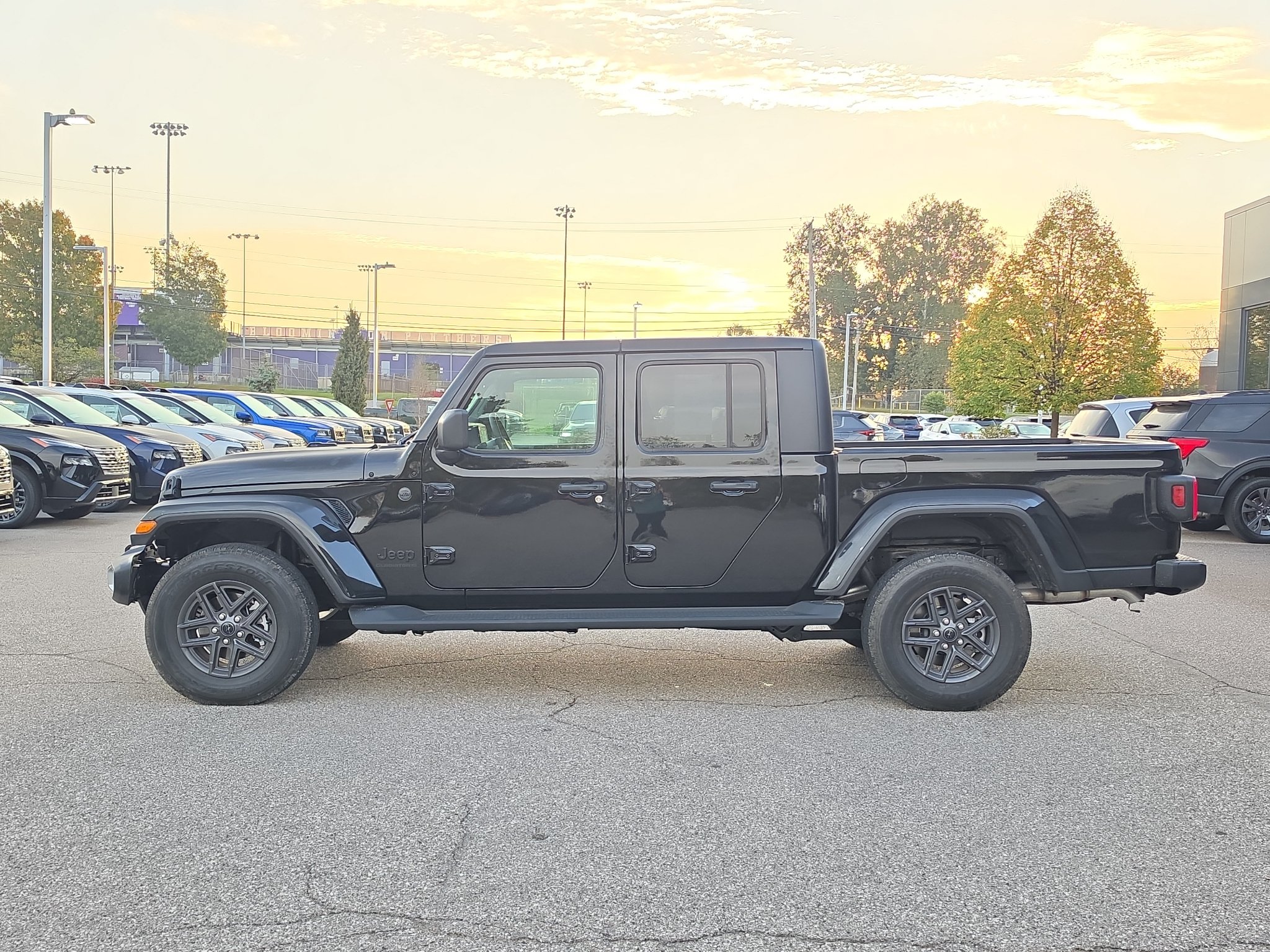 Used 2025 Jeep Gladiator Sport AWD/4WD image 4