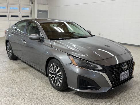 Used 2023 Nissan Altima 2.5 SV FWD image 6