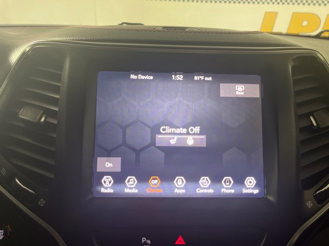 Used 2019 Jeep Cherokee Trailhawk w/ Comfort/Convenience Group AWD/4WD image 27
