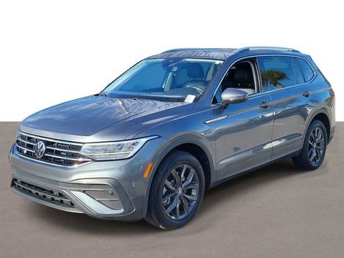 Certified 2023 Volkswagen Tiguan SE w/ Panoramic Sunroof Package FWD image 2