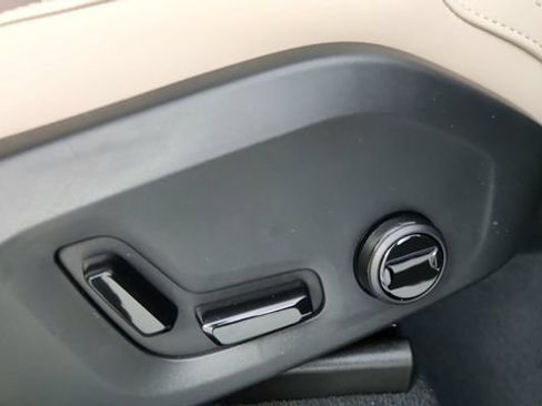 New 2026 Volvo XC90 B6 Plus w/ Protection Package Premier AWD/4WD image 39