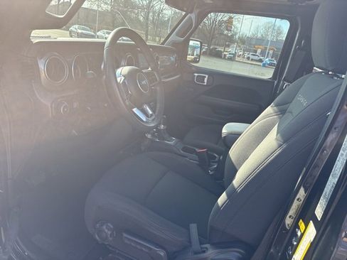 Used 2023 Jeep Wrangler Sahara image 22