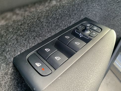 Used 2025 Volvo XC40 B5 Plus image 15