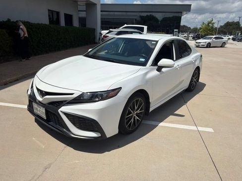 Used 2023 Toyota Camry SE FWD image 2